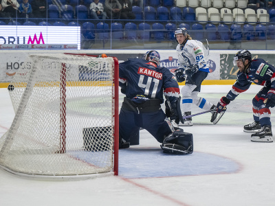 Gólová akcia Popradu, zľava v bránke Pavel Kantor (Zvolen), autor tretieho gólu Orrin Centazzo (Poprad) a Jimmy Oligny (Zvolen) počas zápasu 