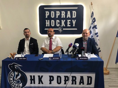 Ľudovít Jurinyi, Jan Telenský a Neklan Herold počas tlačovej konferencie HK Poprad k začiatku sezóny 2018/2019