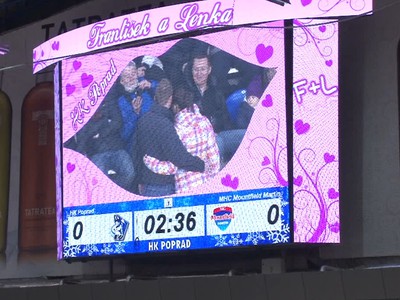 Hokejový fanúšik požiadal o ruku svoju priateľku priamo na štadióne