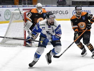 Hráč HK Poprad Patrik Svitana v prvom zápase hokejového semifinále