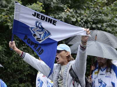 Fanúšikovia hokejového klubu HK Poprad počas pochodu na podporu a záchranu extraligy v meste