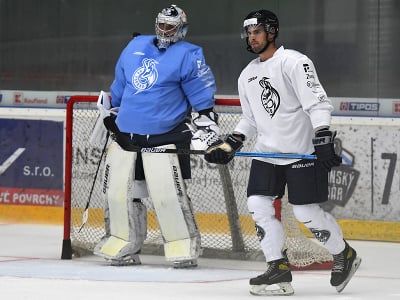 Hokejisti HK Poprad začali v pondelok prípravu na ľade pred novou sezónou Tipos extraligy 2021/2022. Na snímke  Na snímke vpravo útočník Joe Basaraba, vľavo brankár Tomáš Tomek.