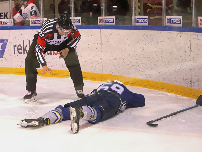 Na snímke zranený Ivan Novák (Spišská Nová Ves) leží na ľade