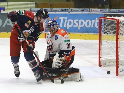 Na snímke zľava Patrik Marcinek (Zvolen) strieľa gól brankárovi Michaloviec Stanislavovi Škovránkovi