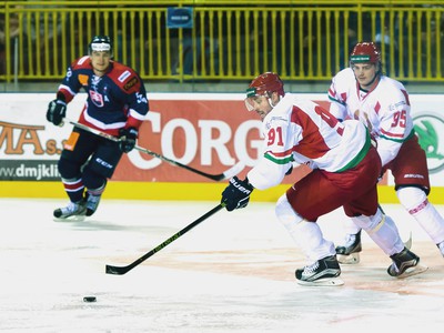 Zľava: Útočník Andrej Šťastný (Slovensko), útočník Nikita Komarov (Bielorusko) a obranca Alexander Jeronov (Bielorusko)