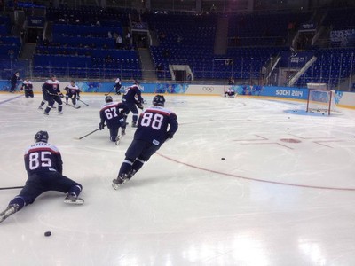 Rozkorčuľovanie v Šajba aréne, na ľade sú slovenskí aj českí hokejisti
