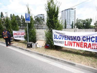 Fanúšikovia vyjadrujú Richardovi Lintnerovi podporu aj protestom proti súčasnému vedeniu zväzu. Už od stredy sa zbiehajú pred zimným štadiónom v Bratislave a priľahlým hotelom, kde sa budú vo štvrtok konať voľby