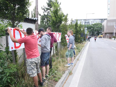 Fanúšikovia vyjadrujú Richardovi Lintnerovi podporu aj protestom proti súčasnému vedeniu zväzu. Už od stredy sa zbiehajú pred zimným štadiónom v Bratislave a priľahlým hotelom, kde sa momentálne konajú voľby