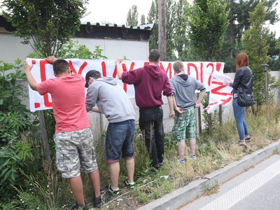 Fanúšikovia vyjadrujú Richardovi Lintnerovi podporu aj protestom proti súčasnému vedeniu zväzu. Už od stredy sa zbiehajú pred zimným štadiónom v Bratislave a priľahlým hotelom, kde sa budú vo štvrtok konať voľby