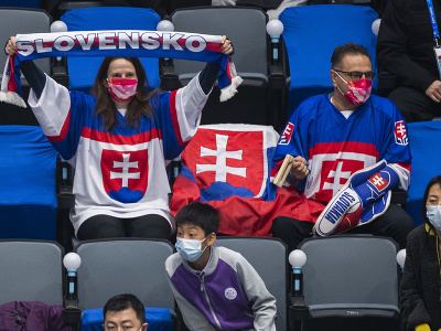 Na snímke diváci so slovenskou vlajkou povzbudzujú v zápase základnej C-skupiny Fínsko - Slovensko na ZOH 2022 v Pekingu
