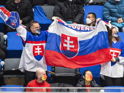 Na snímke slovenskí fanúšikovia sa tešia po góle v zápase olympijského turnaja v hokeji mužov o bronz Slovensko - Švédsko na ZOH 2022 v Pekingu