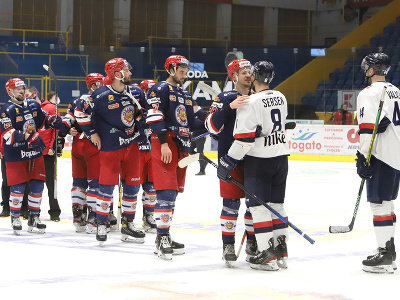 Hokejisti Zvolena a Slovana si podávajú ruky