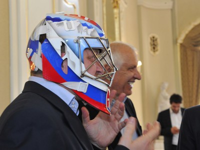 Premiér Robert Fico s hokejovou maskou