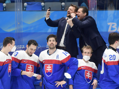 Na snímke hore asistent trénera vľavo Andrej Podkonický a tréner brankárov Ján Lašák a dole slovenskí hráči oslavujú po zisku bronzu po zápase olympijského turnaja v hokeji mužov