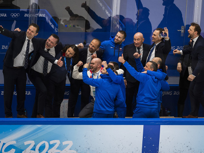 Na snímke vľavo tréner brankárov Ján Lašák si fotí selfie s tímom, slovenskí hráči oslavujú po zisku bronzu po zápase olympijského turnaja v hokeji mužov o bronz Slovensko - Švédsko na ZOH 2022 v Pekingu 