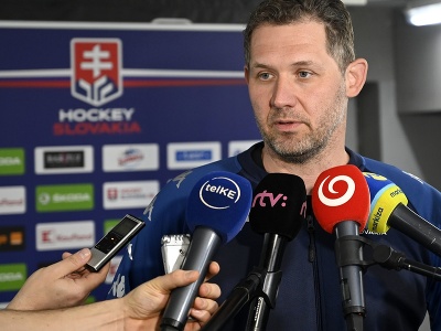 Na snímke tréner brankárov slovenskej hokejovej reprezentácie Ján Lašák počas tlačovej konferencie pred začiatkom reprezentačného zrazu pred prípravnými zápasmi