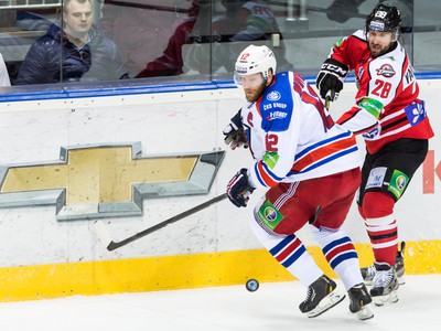 Hokejista Donbasu Maxim Jakuceňa a hráč HC Lev Praha Jiři Novotný