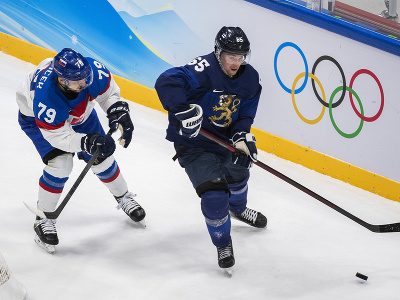 Na snímke zľava hokejista Slovenska Libor Hudáček a hráč Fínska Sakari Mäenalanen bojujú o puk v zápase základnej C-skupiny Fínsko - Slovensko na ZOH 2022 v Pekingu