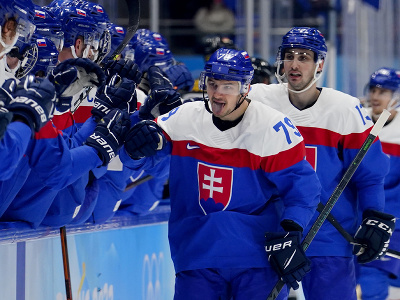 Slovenskí hokejisti sa tešia z gólu