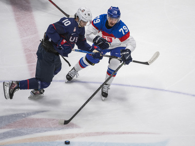 Na snímke zľava hhráč USA Matty Beniers a hráč Slovenska Libor Hudáček vo štvrťfinále olympijského turnaja v hokeji mužov USA - Slovensko na ZOH 2022 v Pekingu