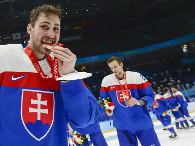 Na snímke slovenskí hráči vľavo Tomáš Jurčo a vpravo Martin Marinčin oslavujú po zisku bronzu po zápase olympijského turnaja v hokeji mužov o bronz Slovensko - Švédsko na ZOH 2022 v Pekingu v sobotu 19. februára 2022