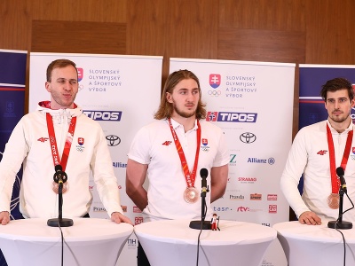 Martin Marinčin, Pavol Regenda a Patrik Rybár počas tlačovej konferencie po návrate reprezentácie zo ZOH 2022