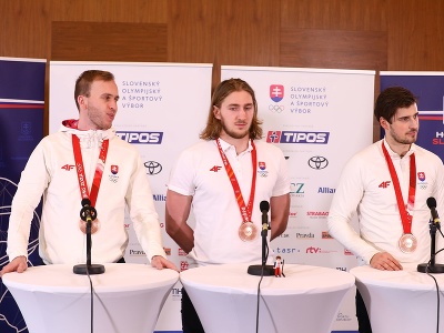 Martin Marinčin, Pavol Regenda a Patrik Rybár počas tlačovej konferencie po návrate reprezentácie zo ZOH 2022