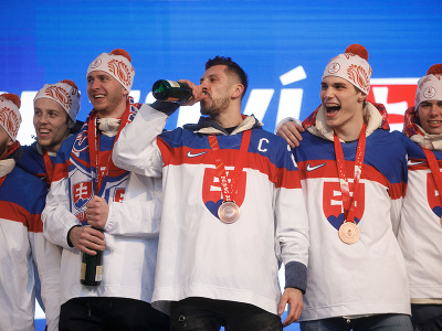 Hráči slovenskej hokejovej reprezentácie počas osláv na bratislavskom Námestí SNP po ich návrate s bronzovými medailami z XXIV. zimných olympijských hier (ZOH) 2022 v Pekingu