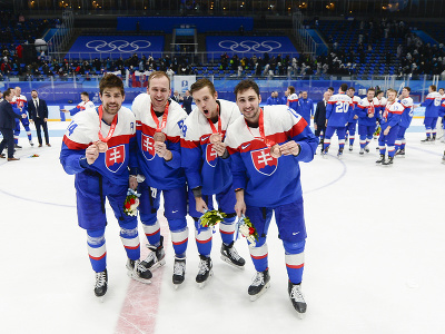 Na snímke slovenskí hráči zľava Peter Čerešňák, Martin Marinčin, Martin Gernát a Tomáš Jurčo oslavujú po zisku bronzu po zápase olympijského turnaja v hokeji mužov o bronz 