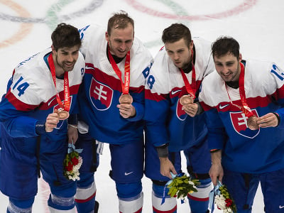 Na snímke hokejisti Slovenska zľava Peter Čerešňák, Martin Marinčin, Martin Gernát a Tomáš Jurčo oslavujú po výhre v zápase olympijského turnaja v hokeji mužov o bronz  Slovensko - Švédsko na ZOH 2022 v Pekingu
