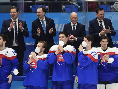 Na snímke slovenskí hráči a realizačný tím oslavujú po zisku bronzu počas olympijského turnaja v hokeji mužov o bronz Slovensko - Švédsko na ZOH 2022 v Pekingu