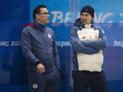 Na snímke sprava generálny manažér slovenskej hokejovej reprezentácie Miroslav Šatan a jeho asistent Oto Haščák počas tréningu pred semifinálovým zápasom Fínsko - Slovensko na ZOH 2022 v Pekingu