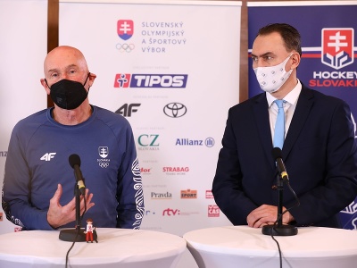 Tréner Craig Ramsay a prezident SZĽH počas tlačovej konferencie po návrate slovenskej hokejovej reprezentácie zo ZOH 2022