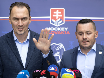 Na snímke zľava prezident Slovenského zväzu ľadového hokeja (SZĽH) Miroslav Šatan a generálny sekretár SZĽH Miroslav Lažo počas brífingu po zasadnutí Výkonného výboru