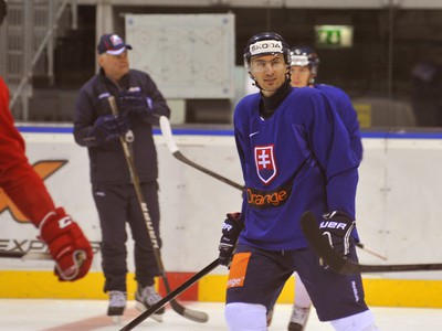 Miroslav Šatan (druhý vpravo) počas tréningu hokejovej reprezentácie 