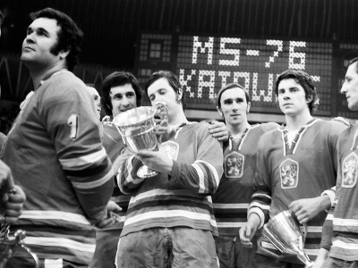 Hokejisti ČSSR s pohárom pre majstrov sveta