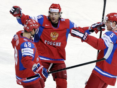 Jevgenij Birjukov, Alexander Svitov a Iľja Nikulin sa tešia z gólu