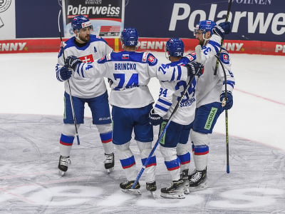 Na snímke slovenskí hokejisti sa tešia z gólu