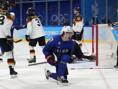 Americký hokejista Matt Knies sa teší po strelení gólu