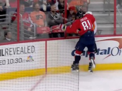 Obranca hokejového Washingtonu Capitals Dmitrij Orlov dostal dvojzápasový dištanc za narazenie Braydena Schenna z Philadelphie Flyers.