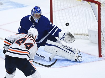 Zápas medzi Torontom Maple Leafs a Edmonton Oilers