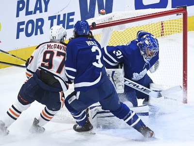 Zápas medzi Torontom Maple Leafs a Edmonton Oilers