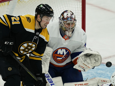 Zápas medzi Bostonom Bruins a New York Islanders, v ktorom chytal aj Jaroslav Halák