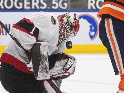 Gólman Ottawy Senators Marcus Hogberg chytá puk v zápase s Edmontonom