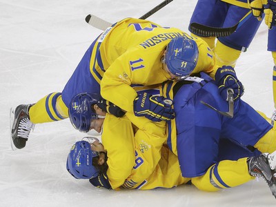 Daniel Alfredsson, Nicklas Bäckström a Erik Karlsson úplne dole sa tešia z gólu proti Lotyšom.