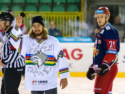 Peter Sagan na ľade v drese MsHK Doxxbet Žilina s jeho menom a podpismi hráčov pred zápasom 31. kola Tipsport ligy medzi MsHK Doxxbet Žilina - HKM Zvolen. 