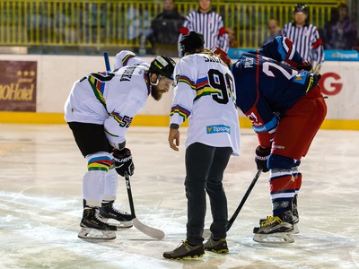 Peter Sagan na ľade v drese MsHK Doxxbet Žilina s jeho menom a podpismi hráčov pred zápasom 31. kola Tipsport ligy medzi MsHK Doxxbet Žilina - HKM Zvolen. 