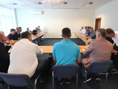 Na snímke riaditeľ spoločnosti Pro-Hokej Richard Lintner (v modrom tričku) počas rokovania so zástupcami klubov Tipsport ligy v Banskej Bystrici 12. júna 2020