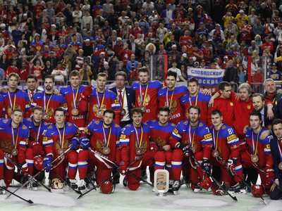 Ruskí hráči pózujú s bronzovou trofejou