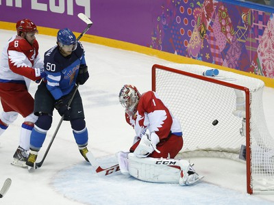 Juhamatti Aaltonen strieľa gól do ruskej siete Semyona Varlamova.